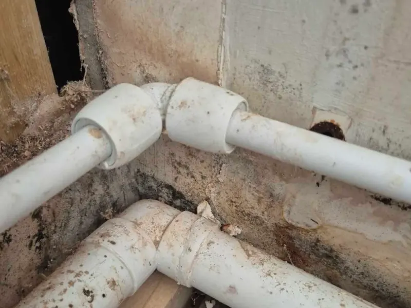 The failed push-fit elbow found inside the WC boxing